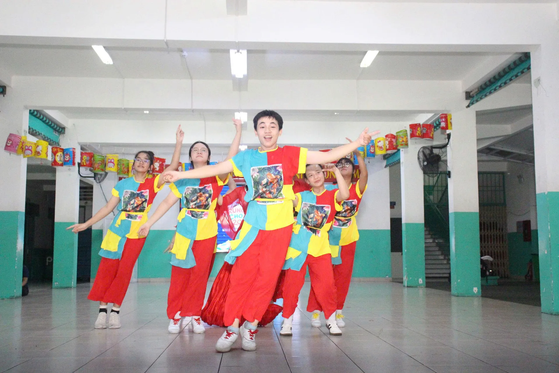 Học sinh biểu diễn văn nghệ trong đêm hội Trung thu