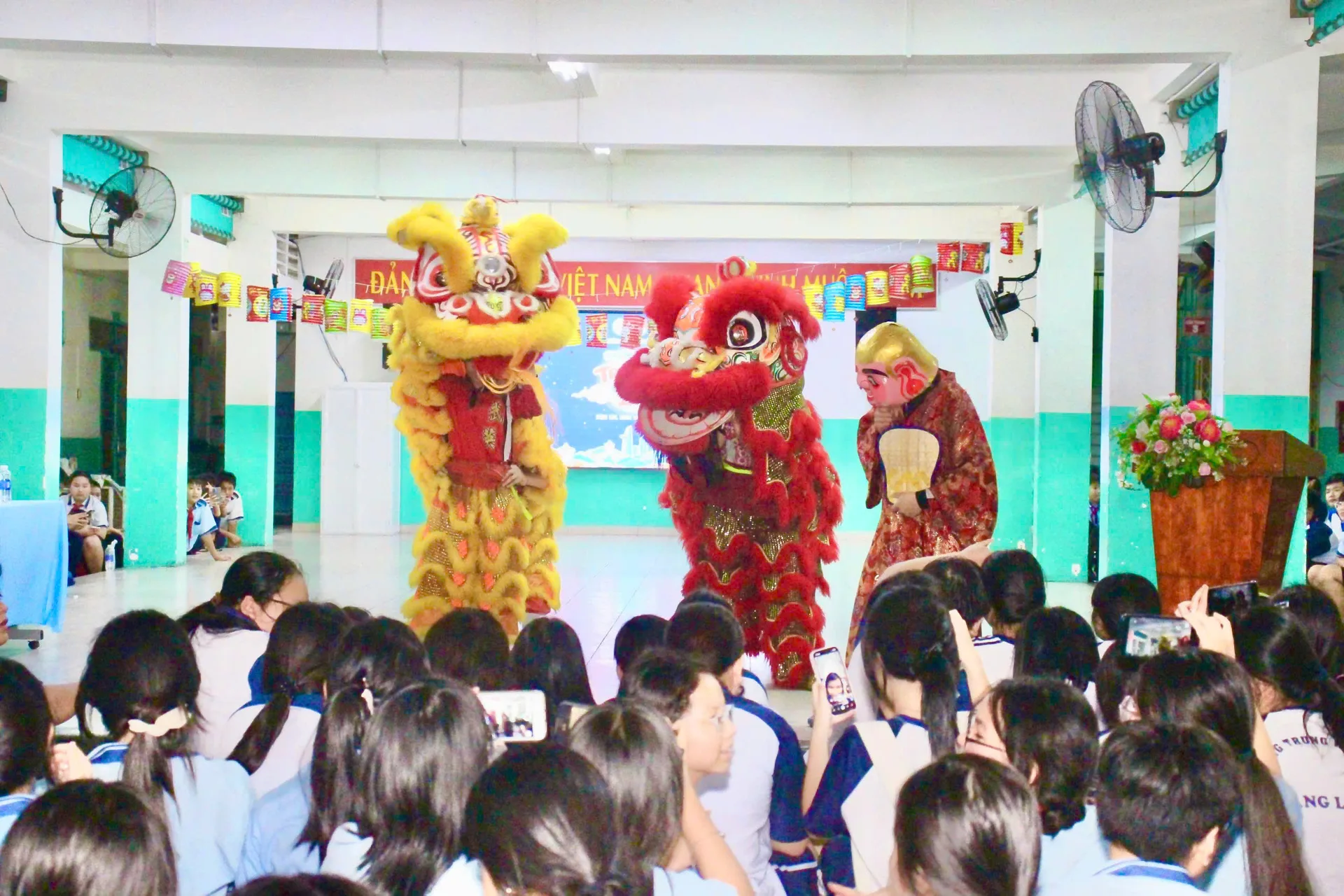 Màn múa lân trong đêm hội “Trung thu cho em” tại Trường THCS Hoàng Lê Kha