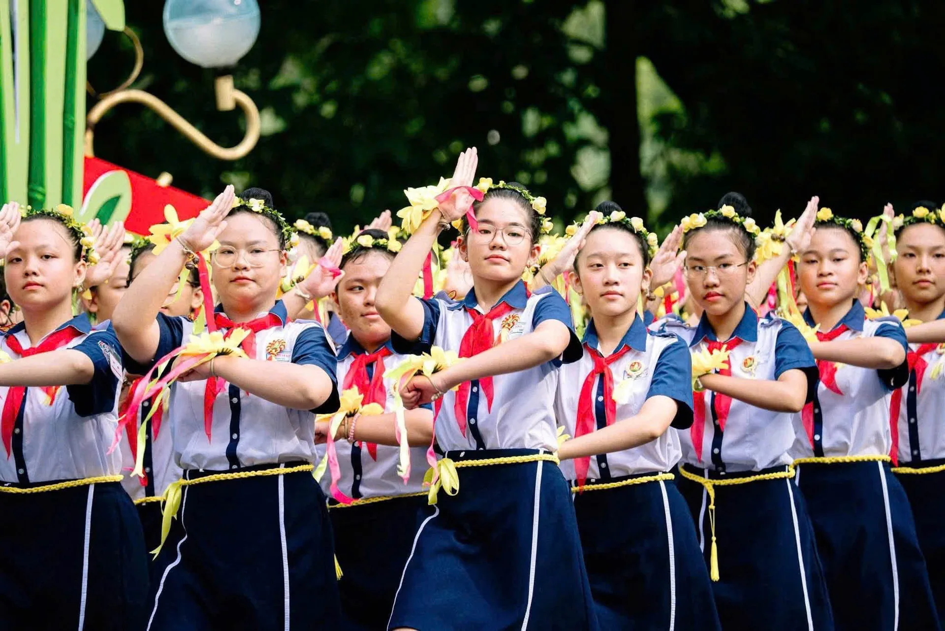 Đội viên đeo khăn quàng đỏ trong đội hình biểu diễn